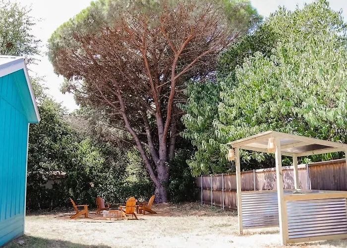 The Little Getaway-Sleeps 4, Firepit, Pet Friendly