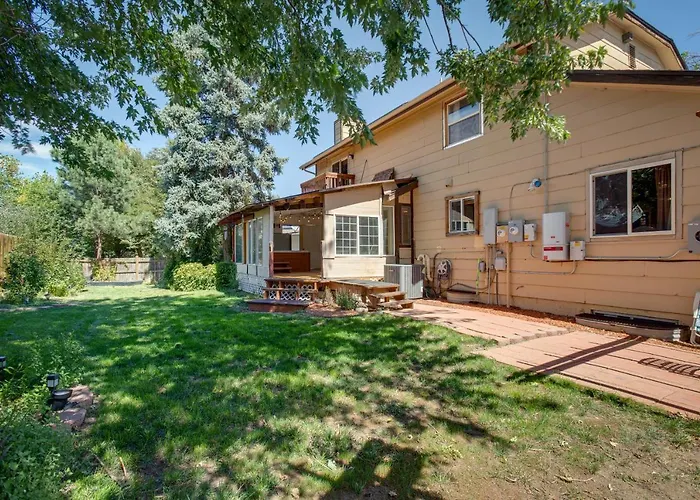 Spacious Aurora Retreat W/ Game Room + Hot Tub!