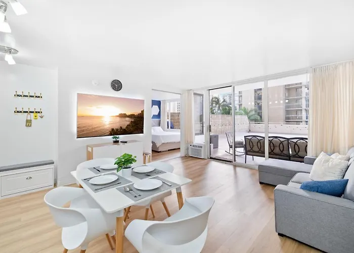 Unique Condo I Massive Patio I Modern 1Br Banyan I Washer Dryer I Free Parking I 5' Beach