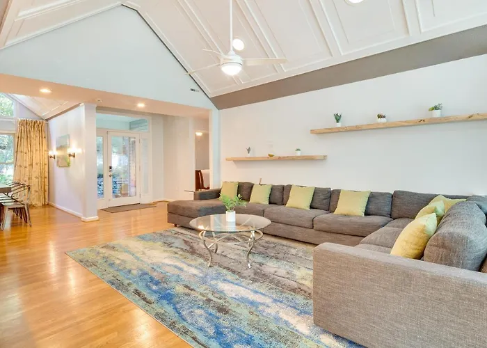 Blue Ridge Mountain Retreat: Deck & Sunroom!