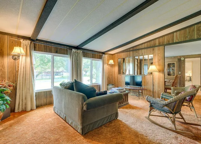 Cozy Salmon Home W/ Mountain Views & River Access