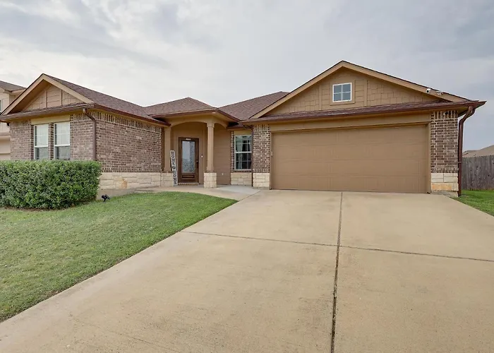 8 Mi To Fort Cavazos! Modern Home W/ Fire Pit