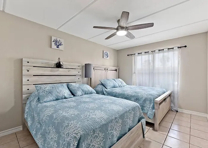 2 Bed 1 Bath Condo By Beach & Entertainment