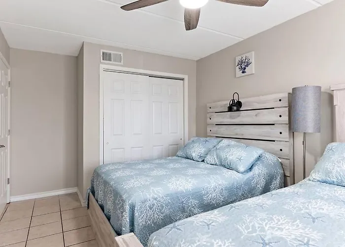 2 Bed 1 Bath Condo By Beach & Entertainment