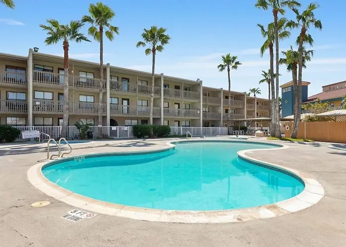 2 Bed 2 Bath Condo By Beach With Resort Pool