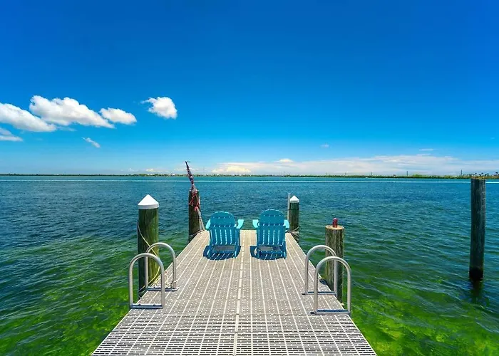 Waterfront Cozy Cottage With Boat Ramp & Dock