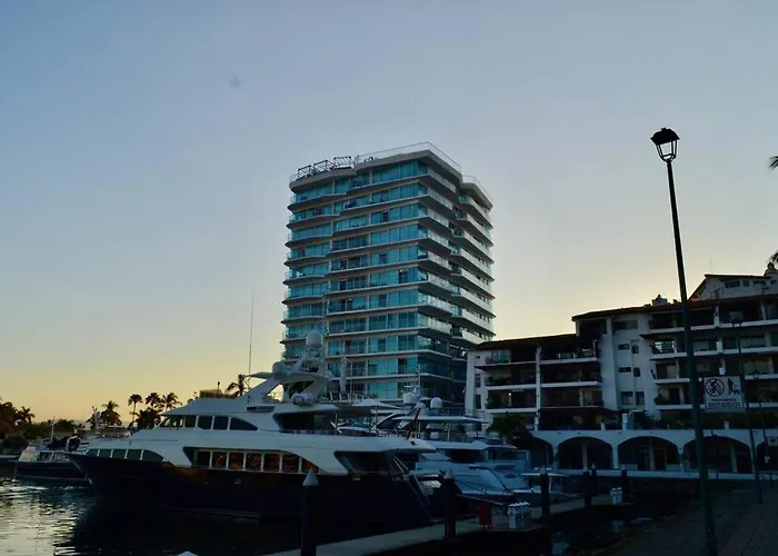 Luxury Condo On The Marina