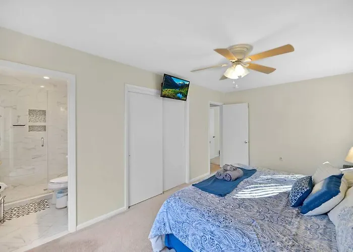 Pocono Pines, Lake Naomi 4 Bedrooms, 2 Full Bath