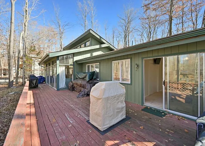 Pocono Pines, Lake Naomi 4 Bedrooms, 2 Full Bath