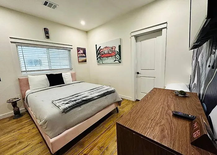 New Tiki House! Near Beaches, Sleeps 6-7