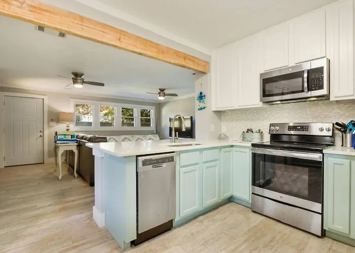 Beautiful Beach House 2 Minute Walk To Sandy Beaches Quiet Area