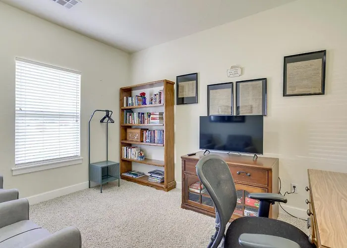 Quaint Noble Home: 6 Mi To University Of Oklahoma!