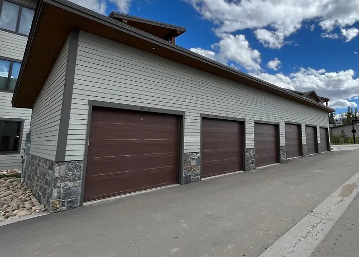Brand New! Private Hot Tub, Bunk Room And Walkable To Restaurants/Shops