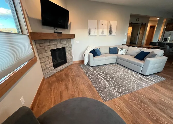 Brand New! Private Hot Tub, Bunk Room And Walkable To Restaurants/Shops