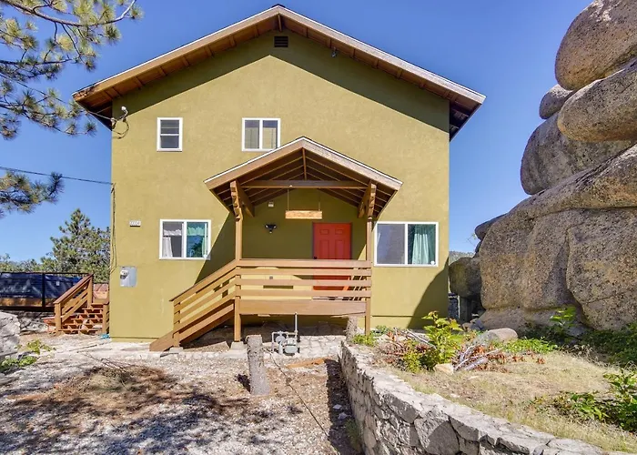 Running Springs Cabin W/ Spacious Deck + Hot Tub!