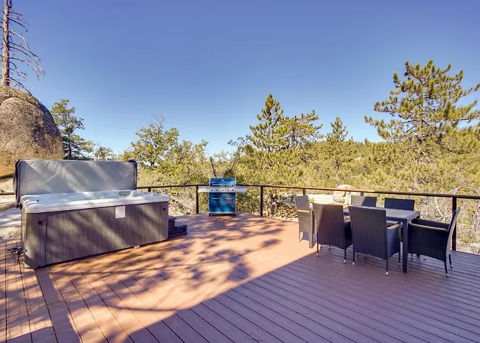Running Springs Cabin W/ Spacious Deck + Hot Tub!