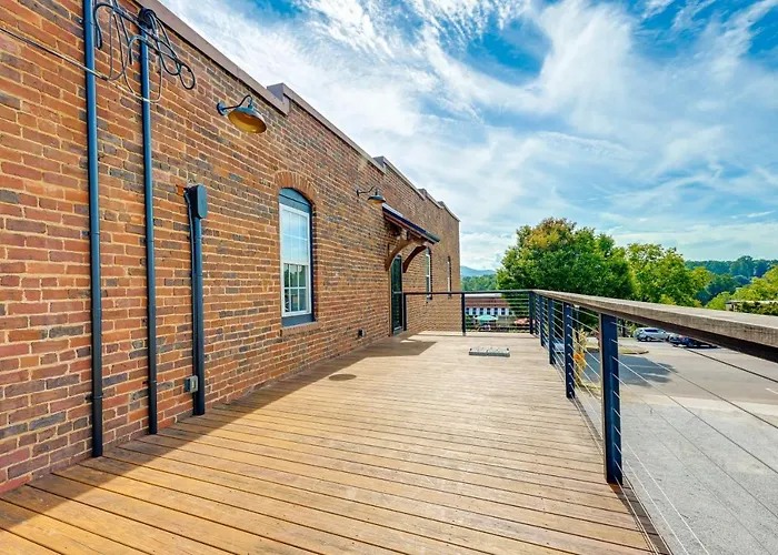 Modern Franklin Studio: Prime Downtown Location!