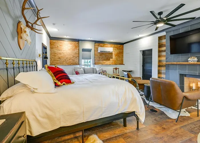 Modern Franklin Studio: Prime Downtown Location!
