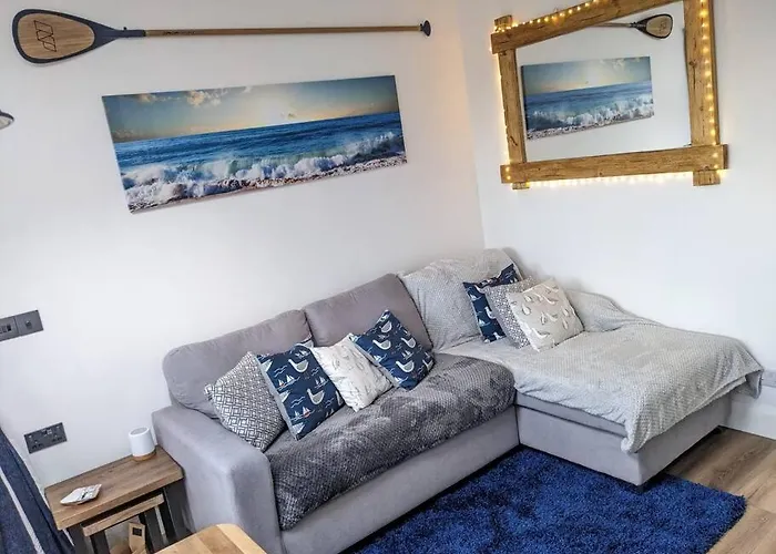 Coastal Coves Retreat: Modern Apartment Near Helford River