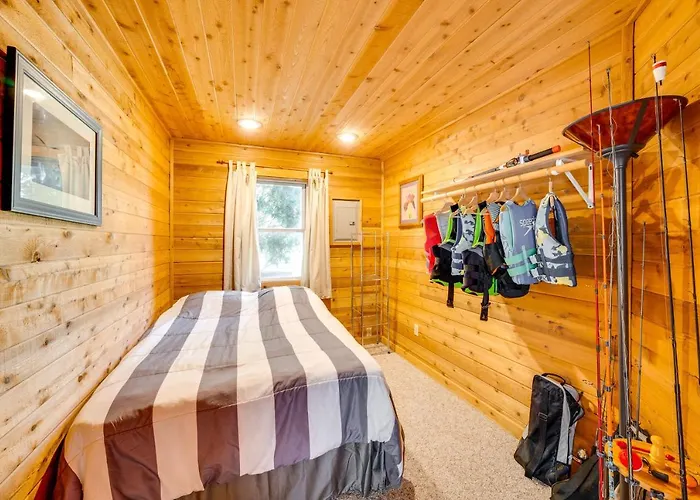 Lakefront Wisconsin Escape W/ Boat Dock & Kayaks!