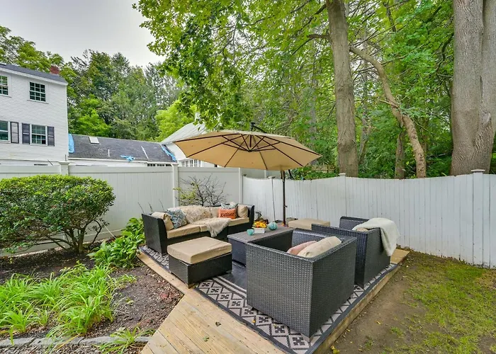 5 Mi To Salem: Furnished Patio At Danvers Studio!