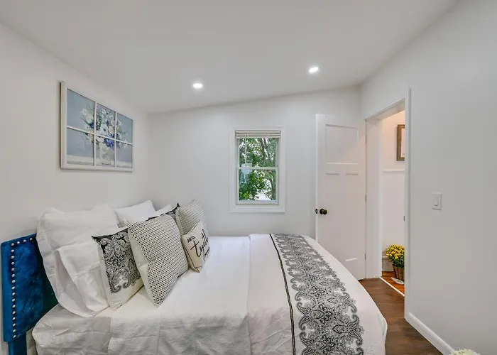 5 Mi To Salem: Furnished Patio At Danvers Studio!