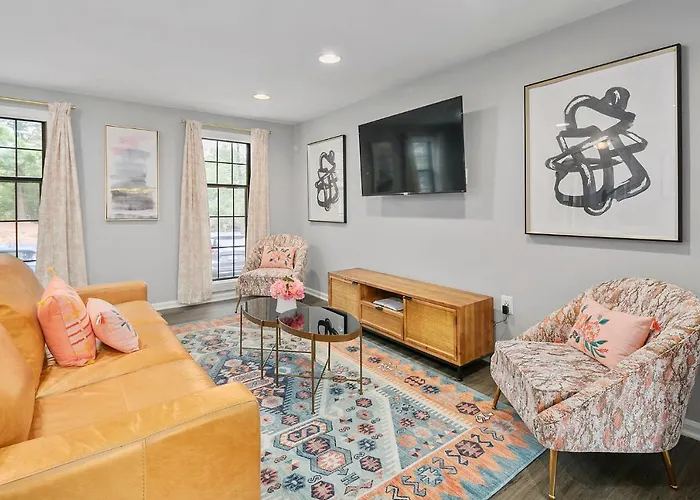 New! Large 3-Story Townhome Private, Self Checkin, Pet Friendly!