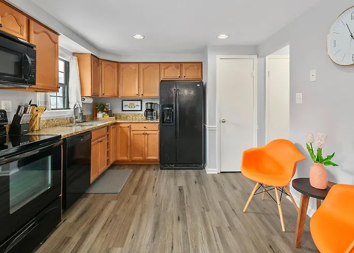New! Large 3-Story Townhome Private, Self Checkin, Pet Friendly!