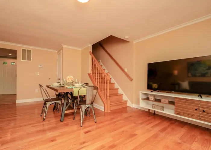 New! 3-Story Townhome - Private, Self Checkin, Quiet.