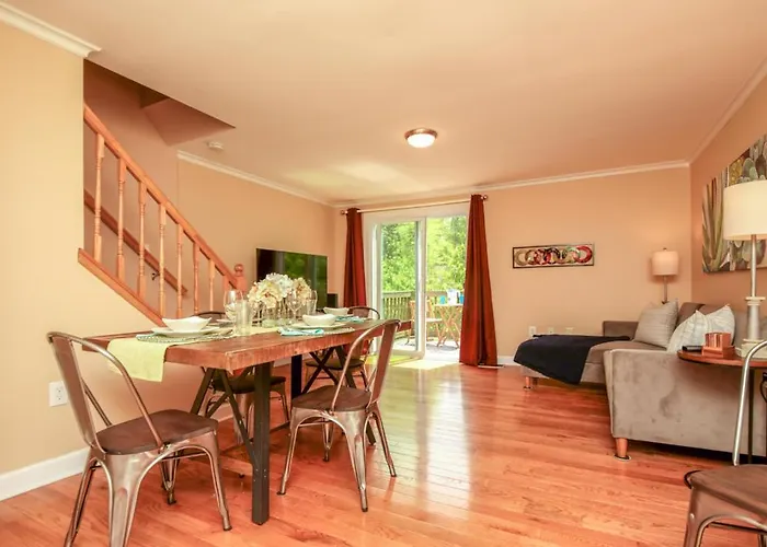 New! 3-Story Townhome - Private, Self Checkin, Quiet.