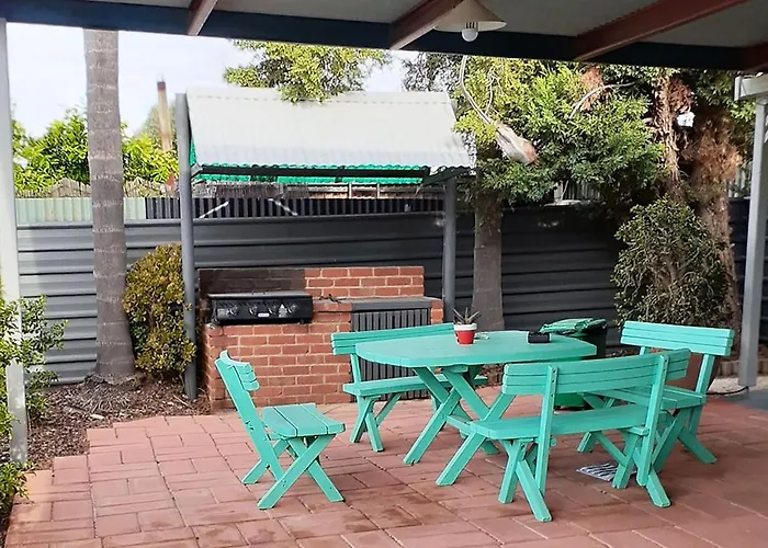 Country Roads Motor Inn