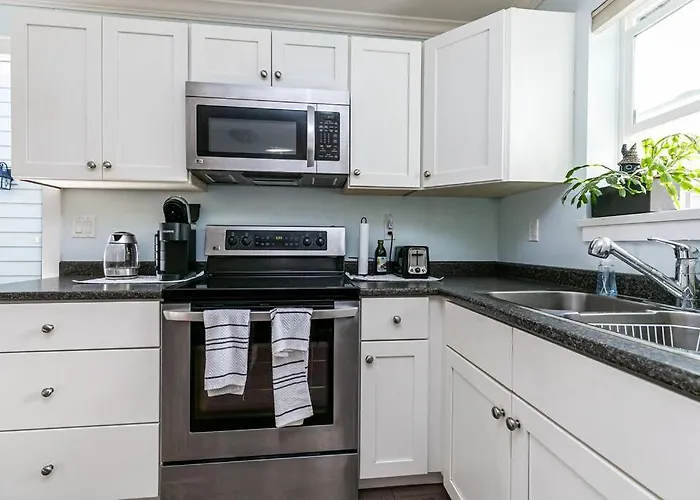 Great 1-Bedroom Suite Near Downtown Langford