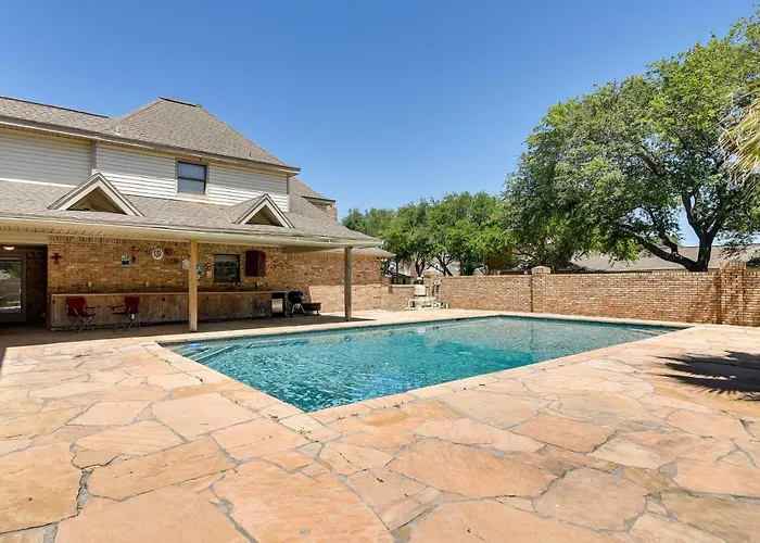 Expansive Home W/ Pool Table ~ 15 Mi To Galveston!