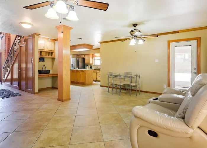Expansive Home W/ Pool Table ~ 15 Mi To Galveston!