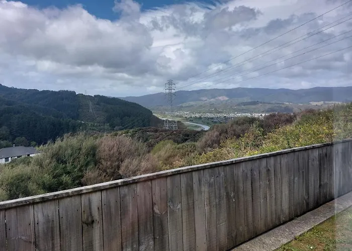 A Comfortable Room In Upper Hutt With Views - Homestay