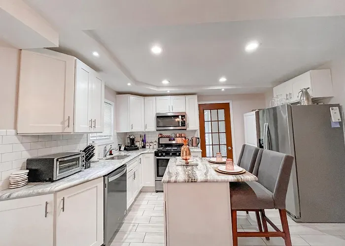 Cheerful & Modern Home W/ A Walkout Deck Area
