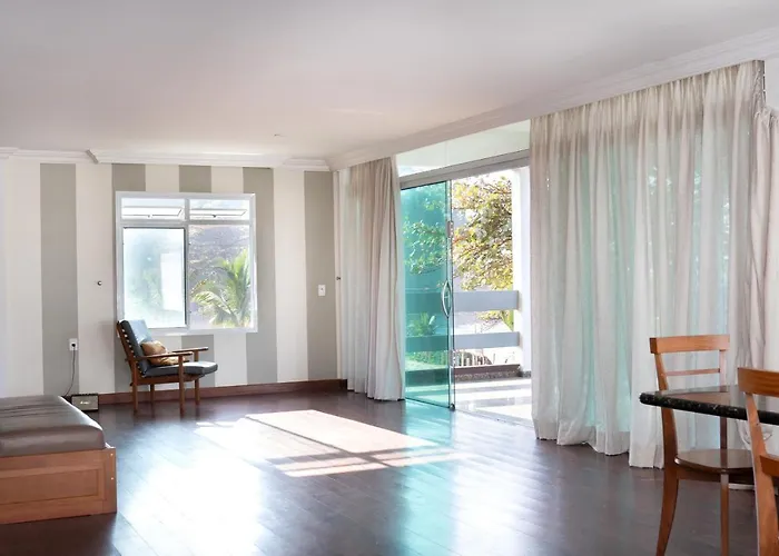 Casa de 850m2 e piscina na Praia de Santa Helena.