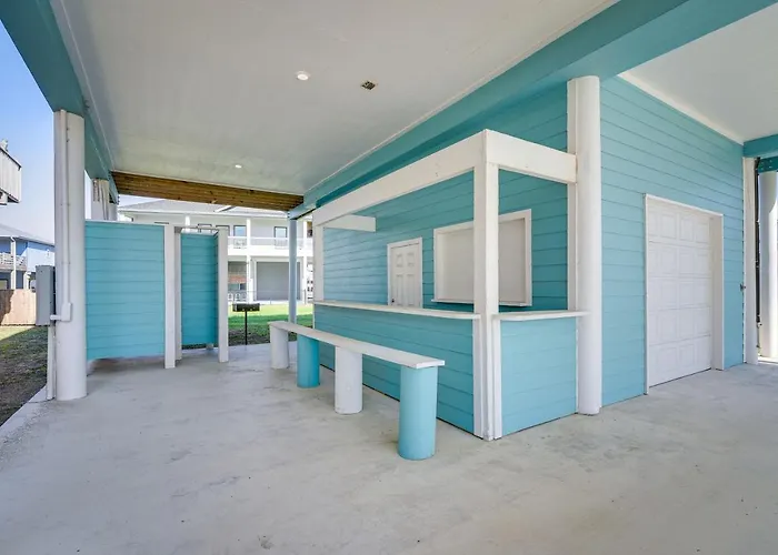 Walk To Ocean! Family-Friendly Crystal Beach Home