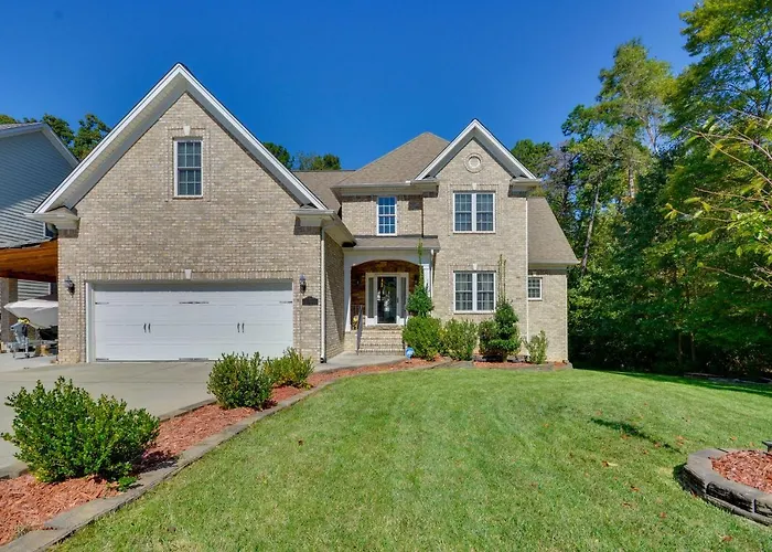 High Point Vacation Rental W/ Private Deck!