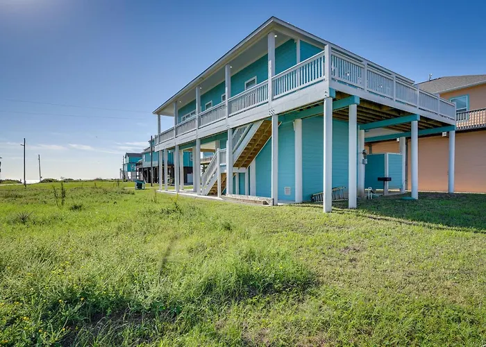 Walk To Ocean! Family-Friendly Crystal Beach Home