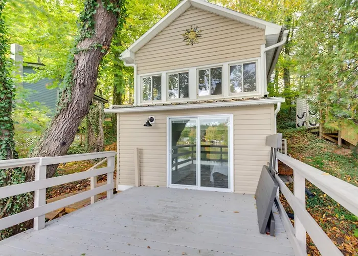 Horseshoe Lake Vacation Rental W/ Deck & Kayaks!