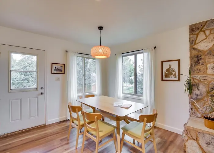 Serene Palmer Home: Walk To Downtown & Riverfront!