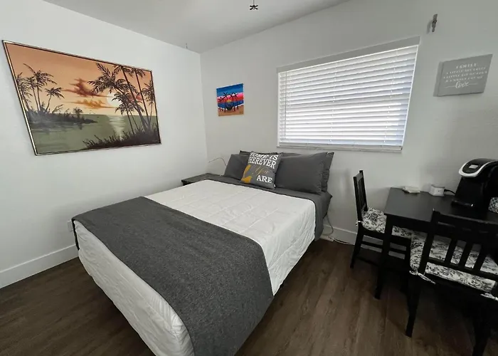 Sunny Beach Retreat With Private Bath, Room And Yard-3Miles From Beach