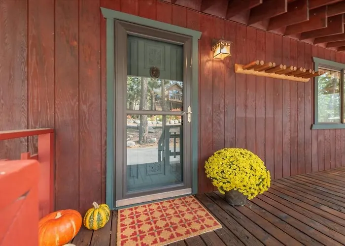 Cozy Pet-Friendly Cabin W Fenced-In Yard Close To Slopes Beach Town