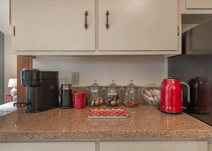 Cozy Pet-Friendly Cabin W Fenced-In Yard Close To Slopes Beach Town