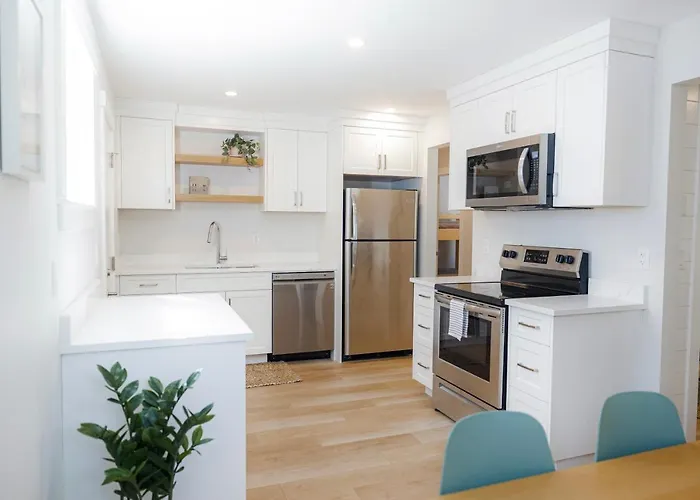 Surfs Inn Guesthouse & Cottages