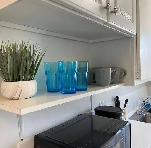 Spacious Studio Close To Lax And Close To Beaches!