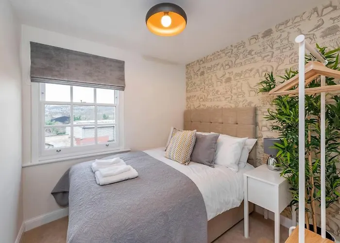 Fantastic 3-Bed House With Parking