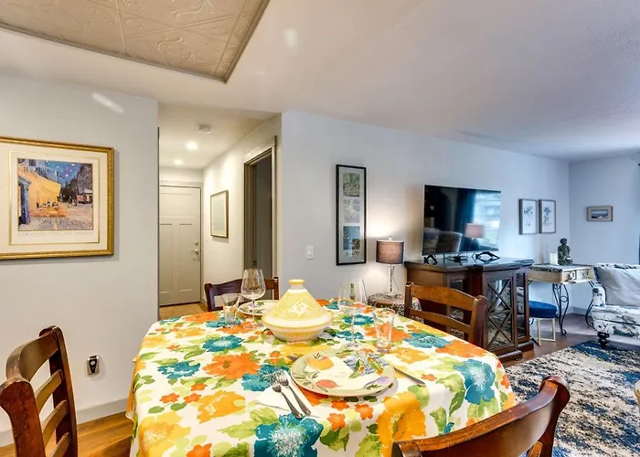 Hot Tub & Fire Pit Access! Peaceful Renton Retreat