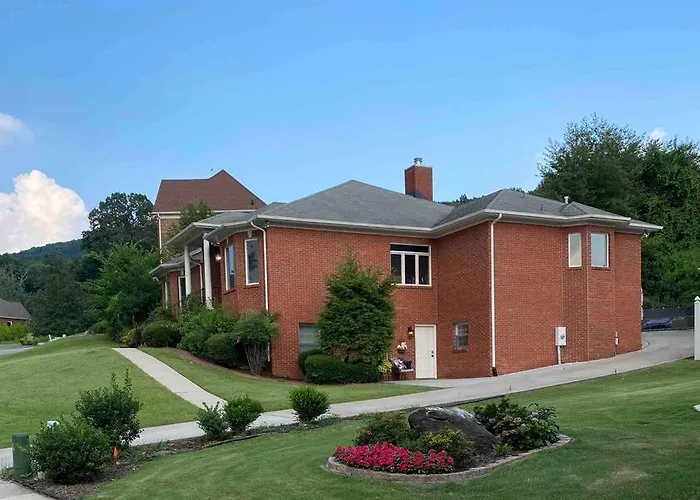 Private Suite In Upscale Neighborhood